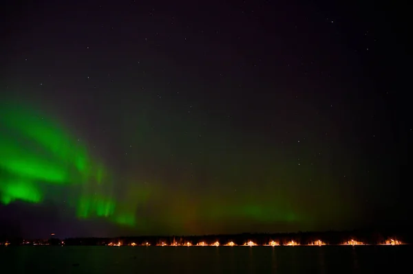 北极光的全景 北极光的绿光 紫色的尾巴 在星空下的湖畔映衬下 映照在丑闻的国度 — 图库照片