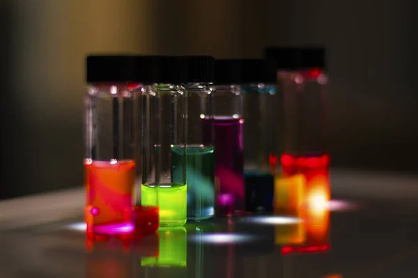 Vários Reagentes Coloridos Frascos Vidro Com Luz Laboratório Biotecnologia Para — Fotografia de Stock