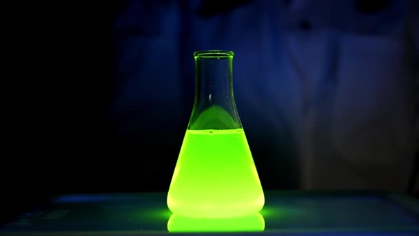 Una Científica Está Realizando Una Reacción Fotoquímica Laboratorio Química Para — Vídeos de Stock