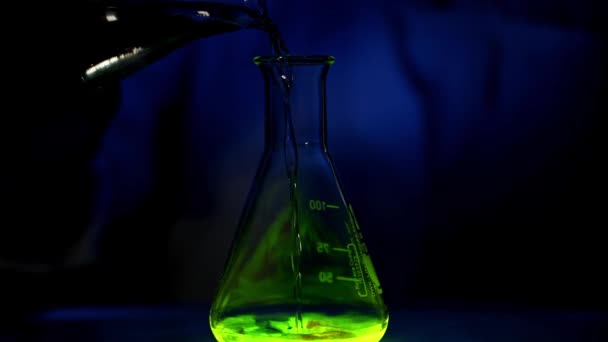 一位女科学家正在一家药物研发化学实验室进行光化学反应 — 图库视频影像