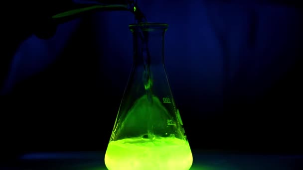 女性科学者が薬理化学研究のための化学研究室で光化学反応を行っています — ストック動画