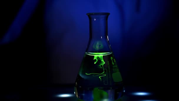 一名欧洲女科学家在紫外线照射下 在化学实验室用慢动作视频进行光致反应 用于药物研发 — 图库视频影像