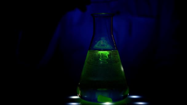 Reacción Inducida Por Luz Realizada Por Una Científica Europea Laboratorio — Vídeos de Stock