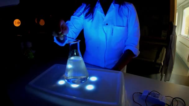 Une Femme Scientifique Mélange Des Composés Fluorescents Pour Synthèse Médicament — Video