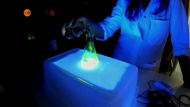 Una Científica Está Trabajando Laboratorio Con Compuestos Fluorescentes Para Desarrollo — Vídeos de Stock