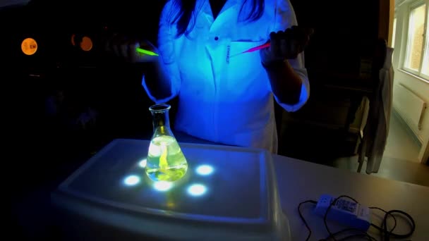 Ženský Vědec Pracuje Laboratoři Fluorescenčními Sloučeninami Pro Vývoj Antivirového Léku — Stock video