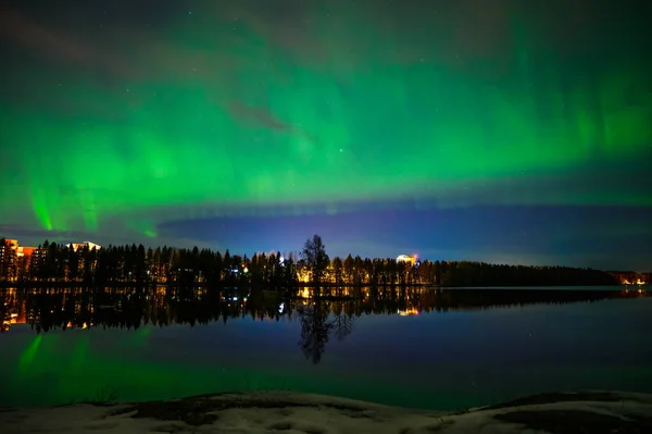 Nattlandskap Utsikt Över Aurora Borealis Med Stad Landskap Stjärnklar Himmel — Stockfoto