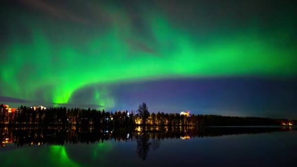 Time Lapse Norrsken Dans Över Halvfrusen Sjö Och Grumlig Mörk — Stockvideo