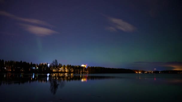 Lapso Tempo Luz Norte Dançando Sobre Lago Meio Congelado Paisagem — Vídeo de Stock