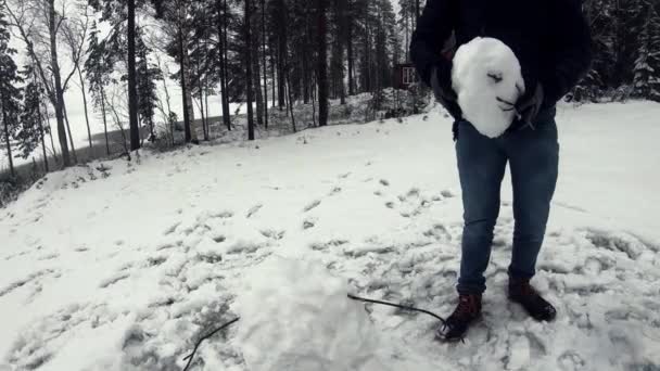 Viajante Feliz Desfrutando Fazendo Cabeça Boneco Neve Branco Lado Lago — Vídeo de Stock