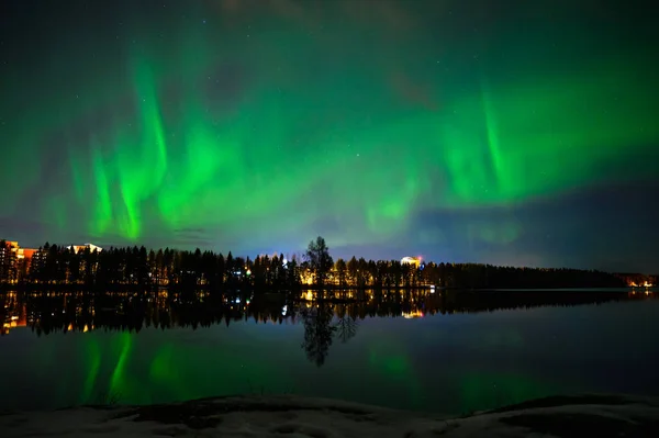 Magisk Upplyst Över Aurora Borealis Med Stad Landskap Stjärnklar Himmel — Stockfoto