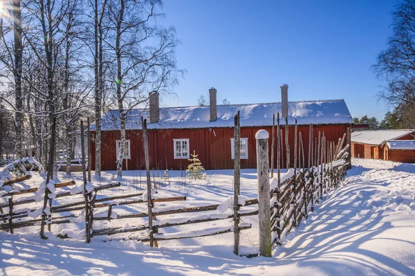 Kış manzarası. Kırmızı kulübe. Dalları karla kaplı çam ağaçları. Noel 'den önce dışarıda güzel güneşli bir hava var.