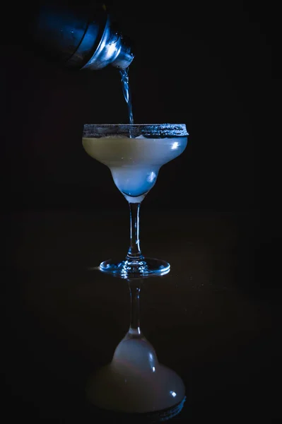 Buzlu Margarita Kokteyli Tekila Limon Şurubuyla Karıştırılmış Kokteyl Bardağından Buz — Stok fotoğraf
