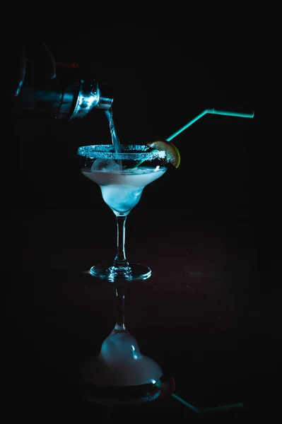 Kylda Cocktail Blandat Med Tequilla Cointreau Och Citronsaft Hälls Från — Stockfoto