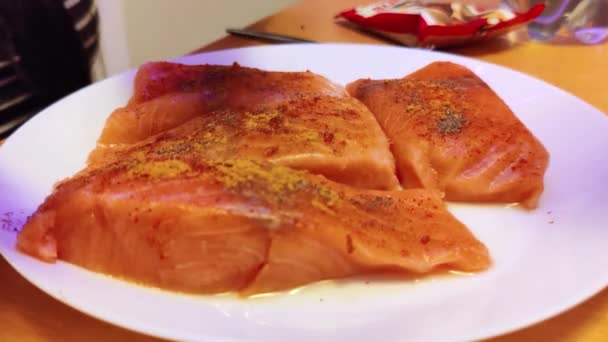 Pesce Rosso Disossato Viene Marinato Con Curcuma Sale Pepe Dalla — Video Stock