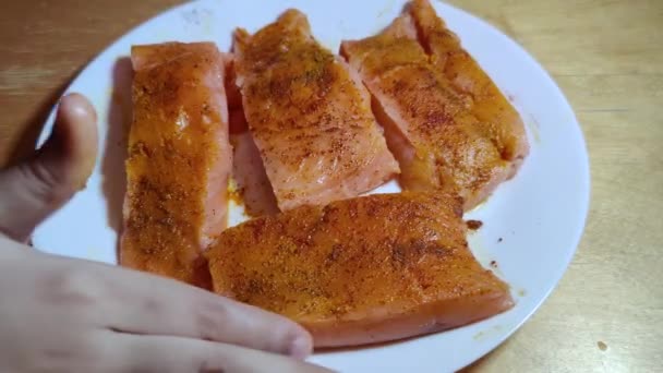 Pesce Rosso Disossato Viene Marinato Con Curcuma Sale Pepe Dalla — Video Stock