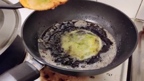Χορταστικό Πράσινο Pees Ψωμί Τηγανίζεται Καυτό Λάδι Ένα Μαύρο Τηγάνι — Αρχείο Βίντεο