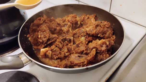 インドの伝統的な料理として 休日の夕食と昼食のための強火の炒め物と黒パンで羊肉の赤肉が揚げられている — ストック動画