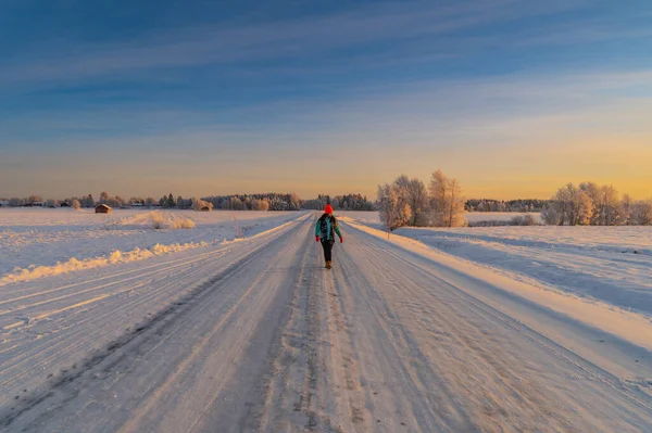 Renkli Giysiler Içinde Güzel Bir Kadın Boş Yolda Yürüyor Manzarası — Stok fotoğraf