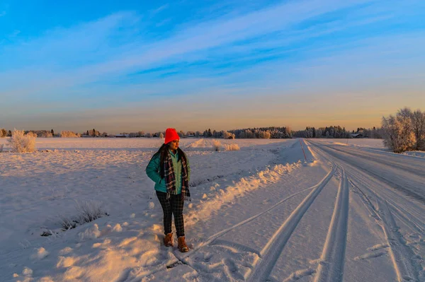 Ένα Κορίτσι Σόλο Άτομο Στέκεται Στη Μέση Του Χιονιού Κάλυψε — Φωτογραφία Αρχείου