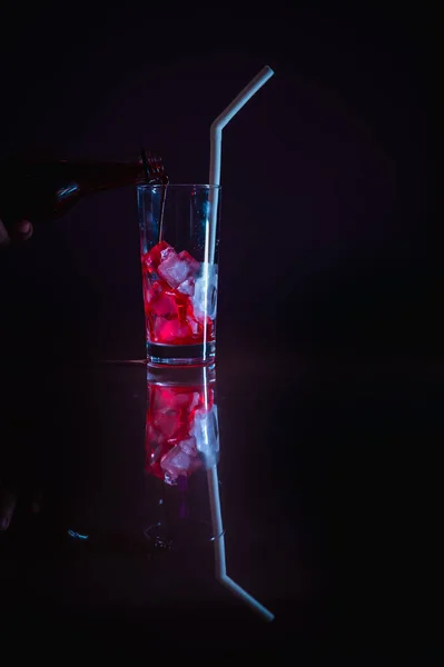 Відображення Червоного Вина Вливається Кубики Льоду Довгій Склянці — стокове фото