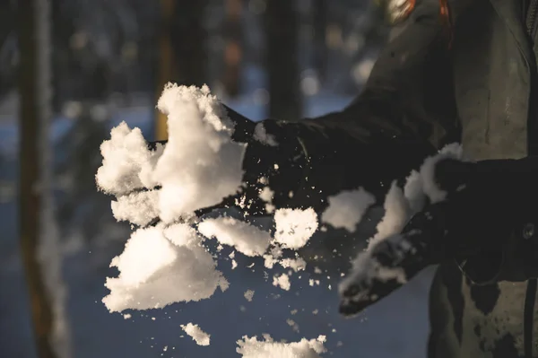 Женщина Перчатках Играющая Снегом Перед Рождеством Солнечную Погоду Улице — стоковое фото
