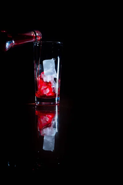 Nalévání Krvavě Červeného Vína Kostek Ledu — Stock fotografie