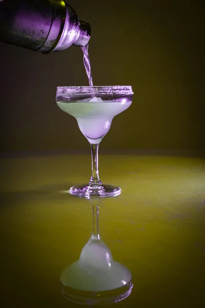 Gekoelde Cocktail Gemengd Met Citroensap Tequilla Cointreau Gegoten Uit Cocktailshaker — Stockfoto