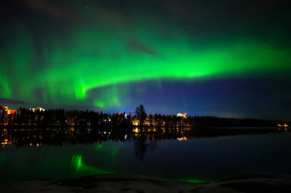 Táj Kilátás Aurora Borealis Egy Városi Táj Alatt Csillagos Tiszta — Stock Fotó