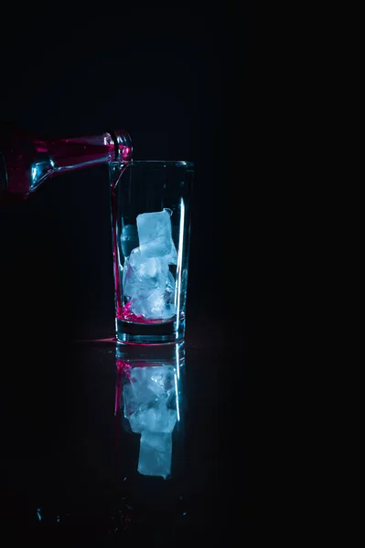 Derramamiento Vino Tinto Sangre Los Cubos Hielo — Foto de Stock