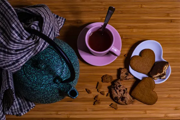 Erfrischendes Hausgemachtes Liebesfrühstück Mit Bio Grünem Tee Schokoladenkeksen Kuchen Und — Stockfoto
