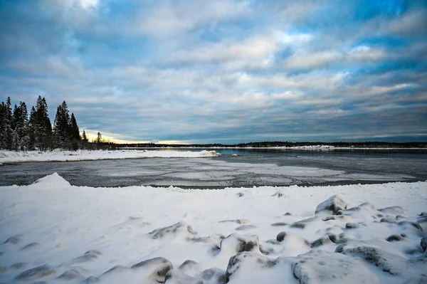 Scenic Landscape Cloud Covered Sky Snow Covered Half Frozen Lake — Φωτογραφία Αρχείου