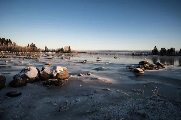 Ένα Χειμερινό Τοπίο Της Παγωμένης Παραλίας Ένα Ψυχρό Ηλιόλουστο Καιρό — Φωτογραφία Αρχείου