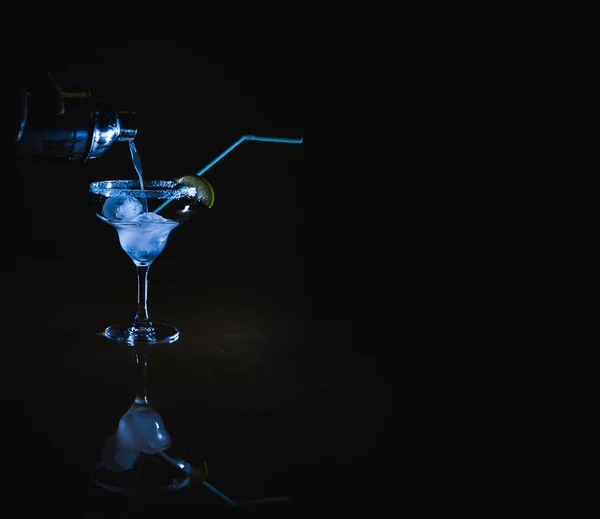 Chilled Margarita Cocktail Αναμειγνύεται Τεκίλα Cointreau Και Χυμό Λεμονιού Χύνεται — Φωτογραφία Αρχείου