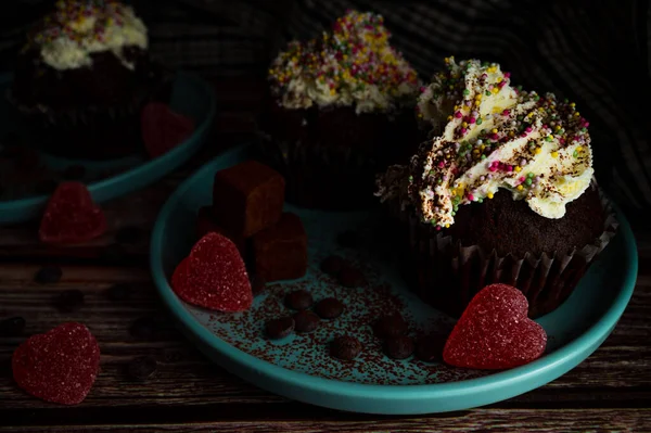 Smaklig Mörk Choklad Muffins Cupcake Med Färgglada Strössel Vit Grädde — Stockfoto