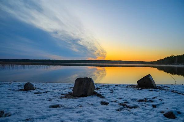 Een Schilderachtig Uitzicht Zonsondergang Aan Horizon Van Een Meer Met — Stockfoto