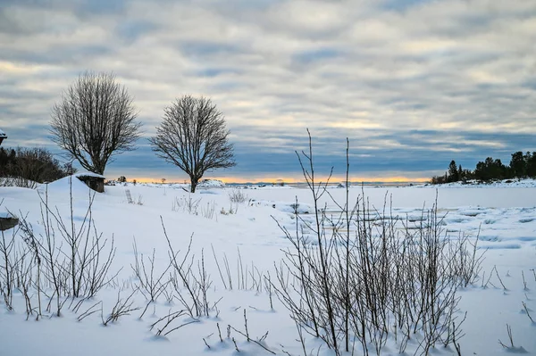 Uma Paisagem Céu Coberto Nuvens Lago Coberto Neve Norte Europa — Fotografia de Stock