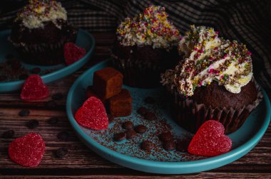 Rengarenk kremalı kek, trüf mantarı ve kalp şeklinde şekerler sevgililer günü kutlamaları için.