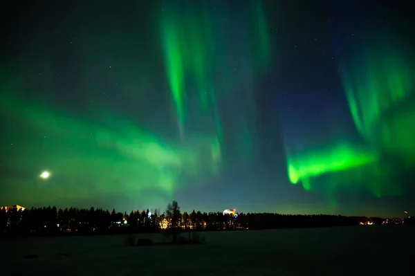 Une Aurore Boréale Multicolore Sur Ciel Nocturne Dessus Une Ville — Photo