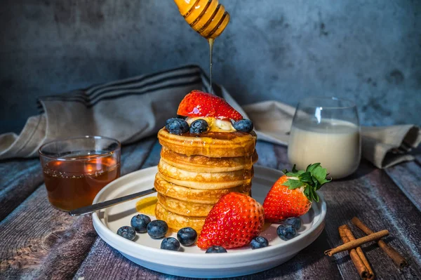 Ein Stapel Gesunder Pfannkuchen Mit Ahornsirup Vom Stiel Frischen Blaubeeren — Stockfoto