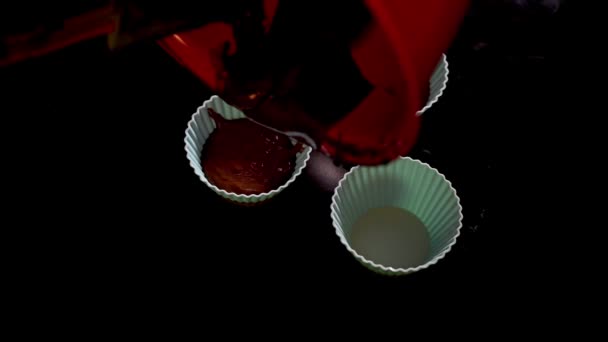 Mengisi Adonan Cupcake Dengan Krim Choco Menuangkan Aliran Choco Adonan — Stok Video