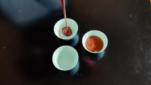 Mengisi Adonan Cupcake Dengan Krim Choco Menuangkan Aliran Choco Adonan — Stok Video