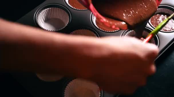 Menselijke Hand Controlerende Chocoladetaart Beslag Giet Een Meervoudige Metalen Cupcake — Stockvideo