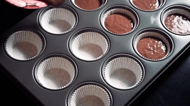 Mano Humana Que Controla Masa Pastel Chocolate Vierte Una Bandeja — Vídeo de stock
