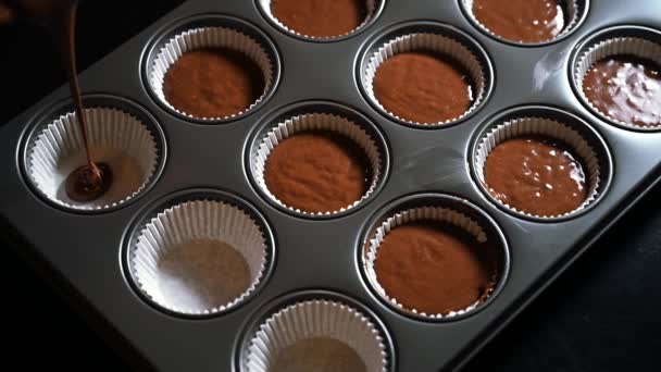 Chocoladetaart Beslag Een Metalen Cupcake Pan Gieten Chocolade Cupcakes Muffins — Stockvideo