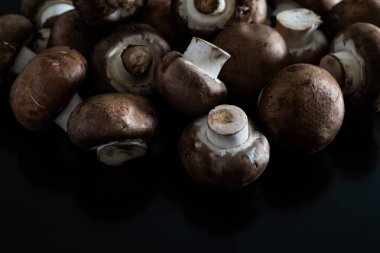 Beyaz arka planda izole edilmiş taze mantar yığını kırpma yolu ve tam derinlik. Akşam yemeği için hazırlık..