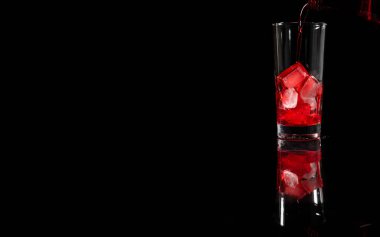 Buzun üstüne koyu arkaplana karşı kırmızı böğürtlen suyu akışı ekliyorum. kopyalama alanı. İçki, şarap konsepti.