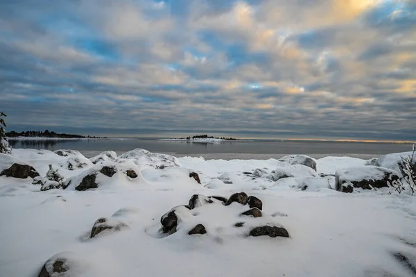 Eine Wunderbare Landschaft Mit Wolkenverhangenem Himmel Und Schneebedecktem Halb Zugefrorenem — Stockfoto