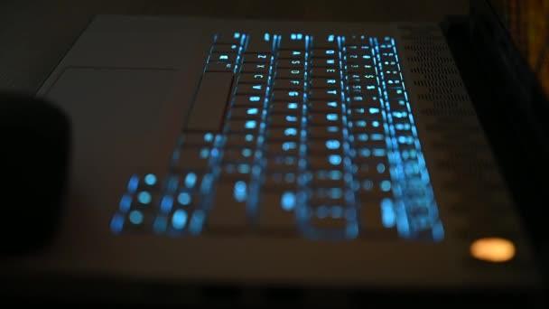 Rgb 백라이트 조명을 키보드는 비디오 게임의 바꾸고 어두운 사무실 컴퓨터를 — 비디오