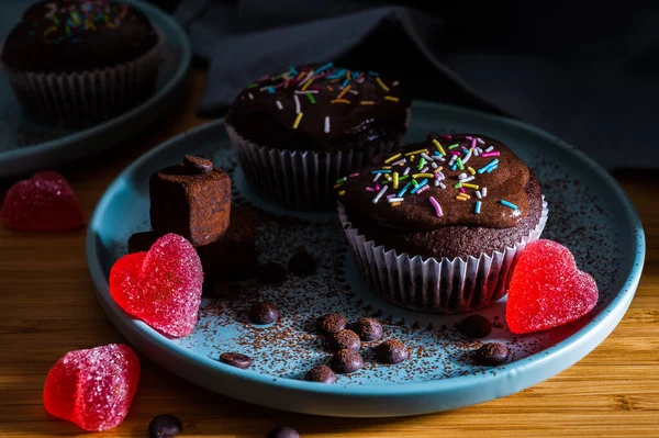 Pastelito San Valentín Sabrosos Cupcakes Chocolate Con Crema Espolvoreos Colores —  Fotos de Stock